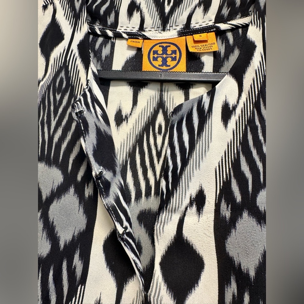 TORY BURCH BLACK/ WHITE IKAT SILK CHIFFON TUNIC BLOUSE - Picture 2 of 3